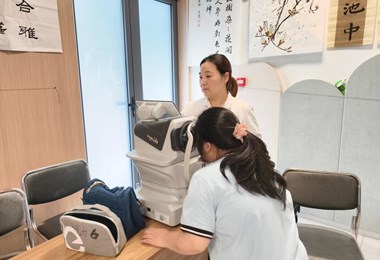爱学生视力 守护明亮双眼——高新区眼科医生入我校开展视力筛查